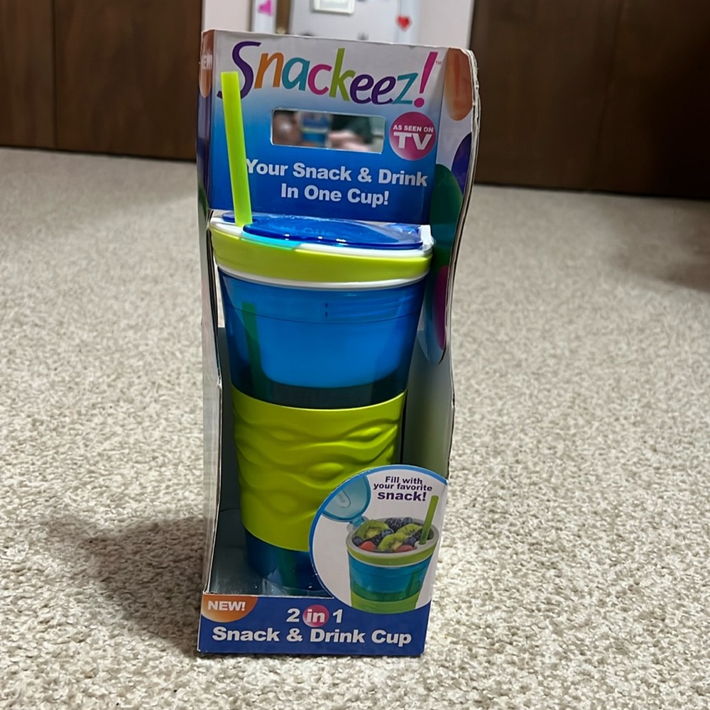 Snackeez! Your snack & drink cup all in one cup!